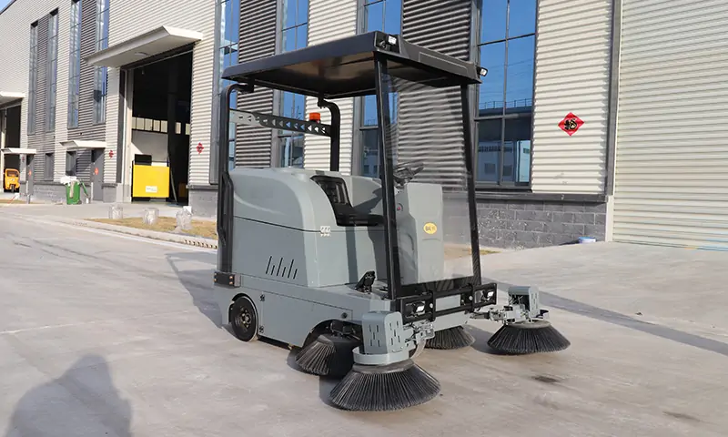 绿色环保新装备——纯电动三轮驾驶式清扫车全面升级城市清洁水平